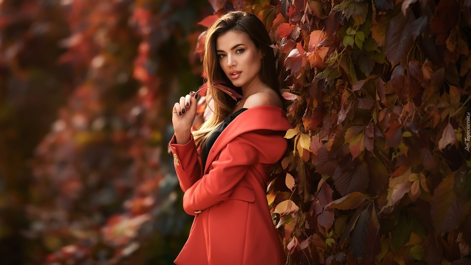 Kobieta w czerwonym płaszczu
