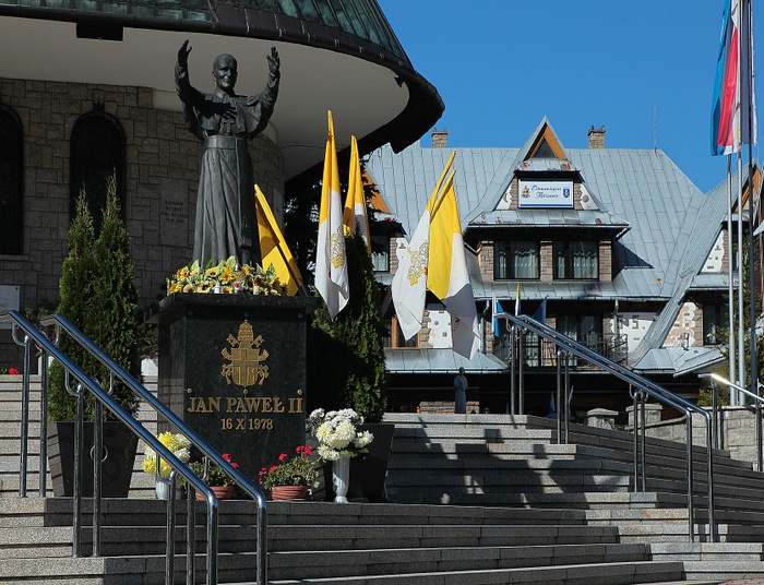 Nikt nie jest kryształowy. "Informacje o Wojtyle nie przekreślają jego zasług”