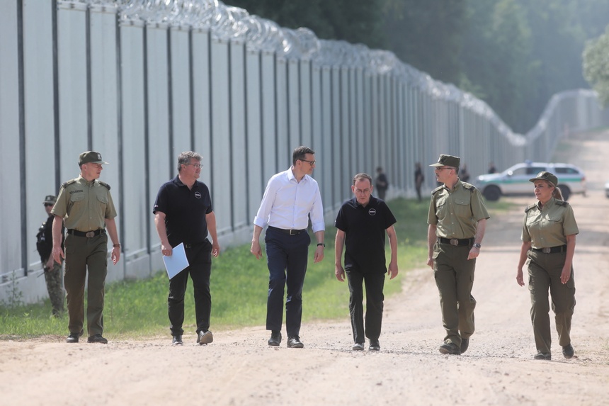 Na granicy polsko-białoruskiej dobiegły końca prace nad budową zapory, która będzie odgradzać Polskę i Białoruś. Źródło: PAP/Artur Reszko