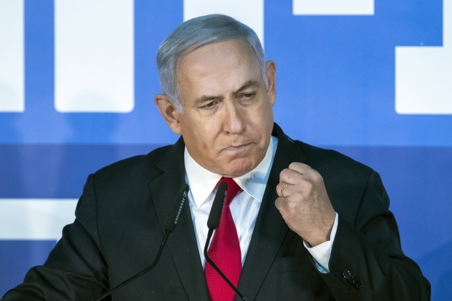 Benjamin Netanjahu tłumaczy się dziennikarzom podczas konferencji prasowej, fot.  	PAP/EPA/JIM HOLLANDER