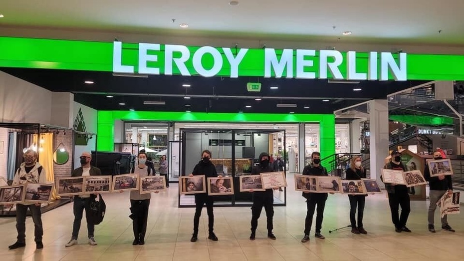 Leroy Merlin nie wycofała się z Rosji. Na zdjęciu protest oburzonych klientów w Krakowie.
