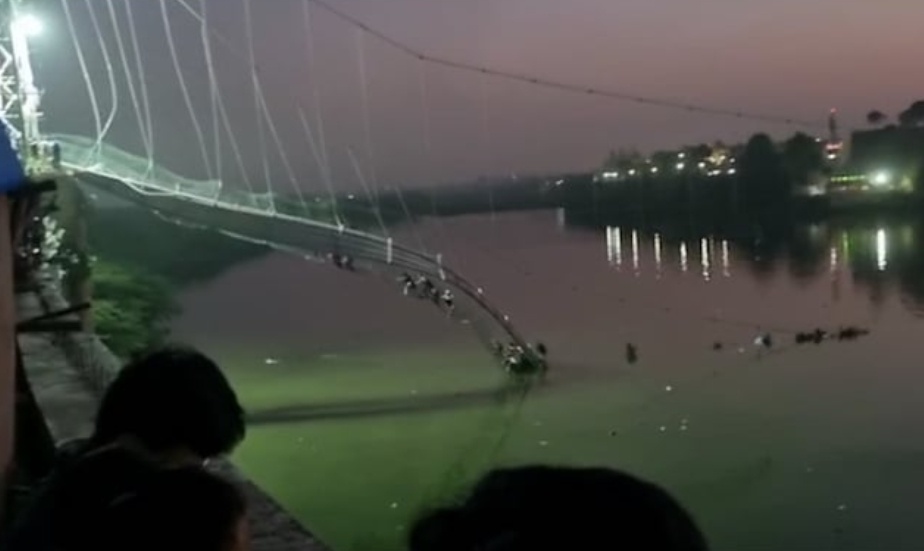 Zarwany most na rzece Machhu w mieście Morbi. Fot. Twitter/Screenshot