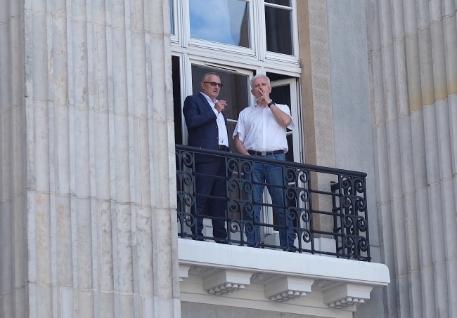 Przewodniczący zarządu Regionu Śląsko-Dąbrowskiego NSZZ „Solidarność” Dominik Kolorz (P) i Przemysław Skupin (L) z "Sierpnia 80" na balkonie sali, w której trwają negocjacje, fot. PAP/Andrzej Grygiel