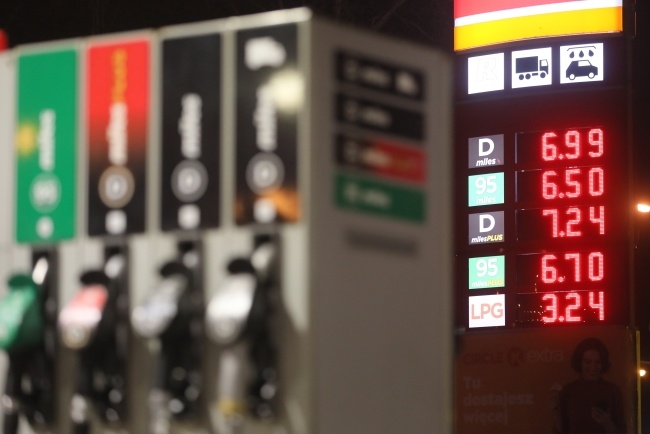 Ceny paliw na jednej z warszawskich stacji, fot. PAP/Paweł Supernak