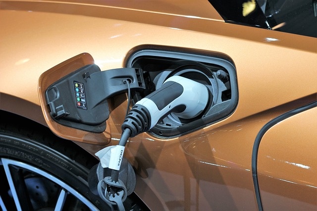 Samochód elektryczny może zostawiać znaczny ślad węglowy.