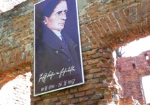 Portret Eichendorffa na ruinach pałacu w Łubowicach.