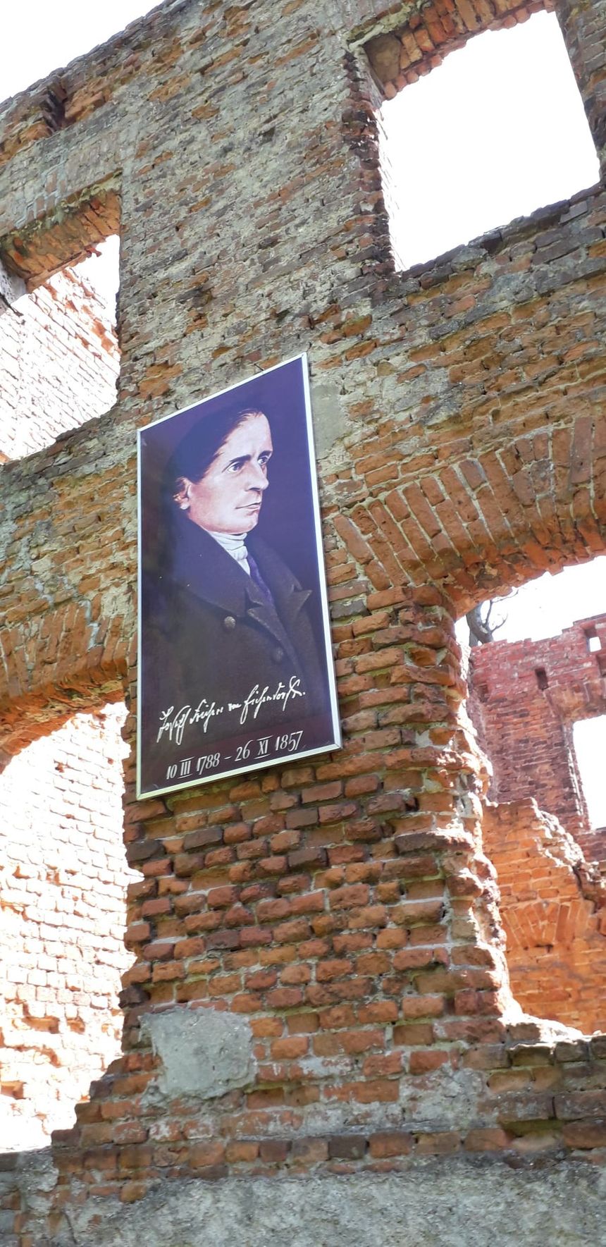 Portret Eichendorffa na ruinach pałacu w Łubowicach.