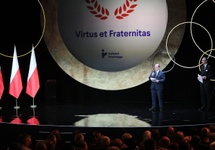 Dyrektor Instytutu Pileckiego Wojciech Kozłowski (2P) podczas uroczystej gali wręczenia medali "Virtus et Fraternitas". Fot. PAP/Leszek Szymański