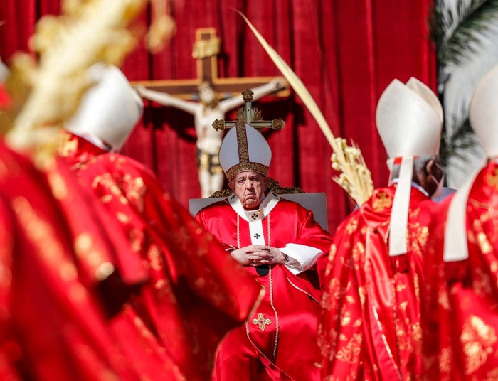 Wielki Piątek w Koloseum. Rosjanie i Ukraińcy będą nieść krzyż podczas Drogi Krzyżowej