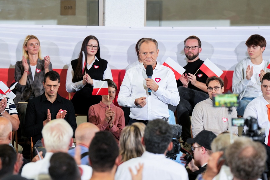Przewodniczący PO Donald Tusk (C) podczas otwartego spotkania z mieszkańcami we wrocławskiej dzielnicy Jagodno, 6 bm. (ad) PAP/Sebastian Borowski
