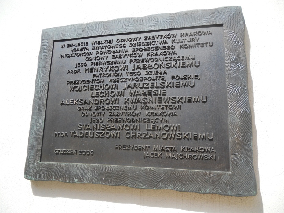 Tablica ku czci Jaruzelskiego, Kwaśniewskiego i Wałęsy na budynku krakowskiego urzędu konserwatorskiego.