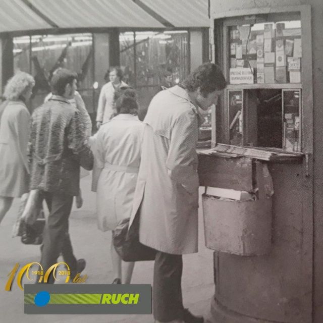 Kiosk Ruchu w 1973 roku na jednej z katowickich ulic.