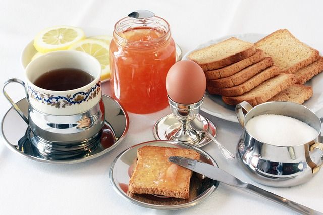 Herbata, tostym jajko na śniadanie