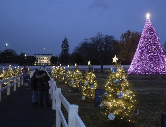 Pierwsza dama Melania Trump przedstawia świąteczny wystrój Białego Domu 2020