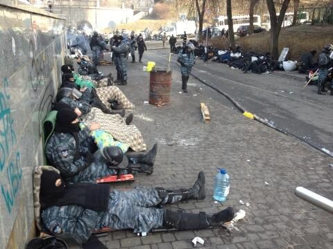 Duncan Crawford ‏@_DuncanC

Time for a nap. After the clashes riot police sleep on the streets around Independence Square #Kiev