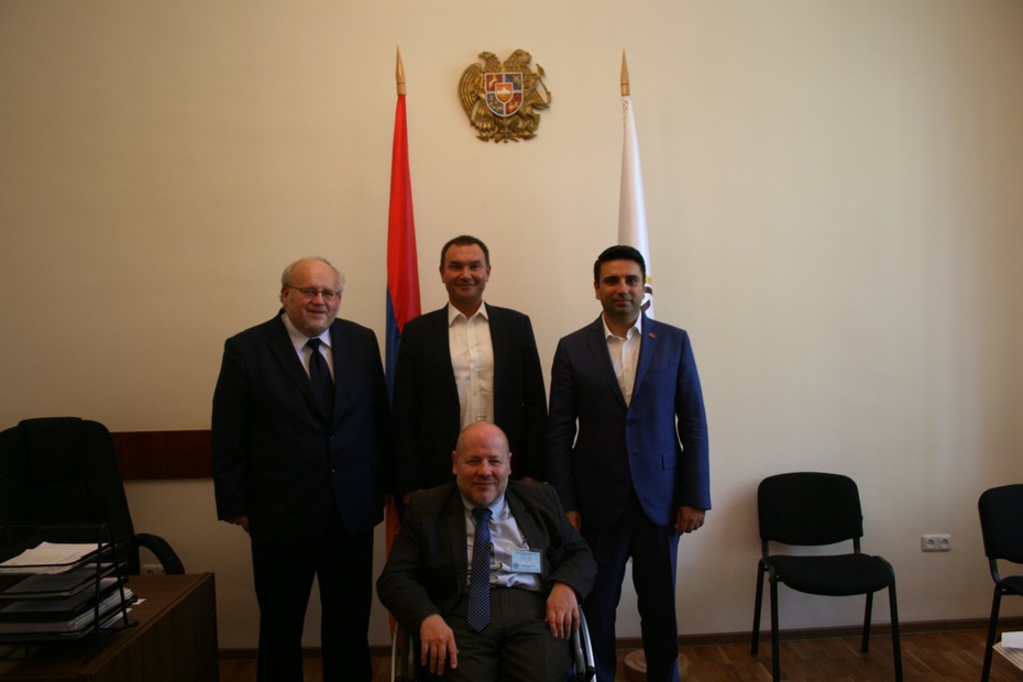 ambasador P. Cieplak, T. Szrama, autor i poseł A. Simonyan, Parlament Armenii, 30 sierpnia 2018. fot. P. Skalik.