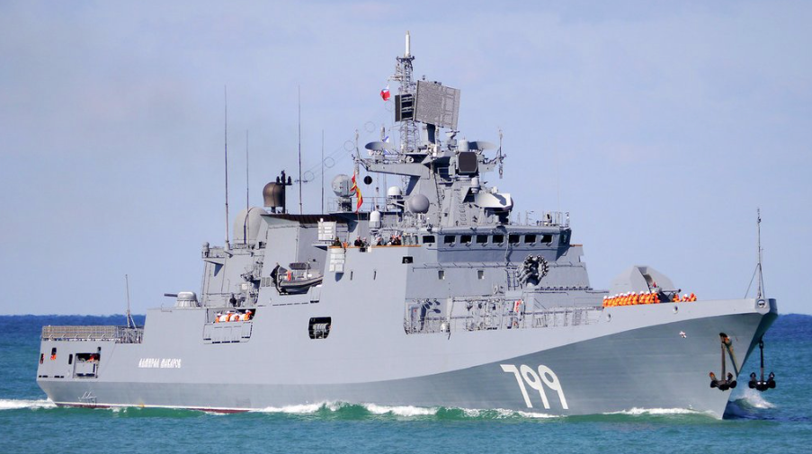 Według nieoficjalnych doniesień niektórych ukraińskich źródeł wynika, że rosyjski okręt "Admirał Makarow" został trafiony przez ukraińskie pociski przeciwokrętowe. Twitter/@Thatkhersch