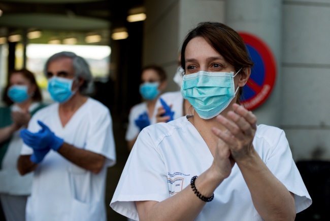 Lekarze walczą z epidemią koronawirusa na całym świecie. Fot. PAP