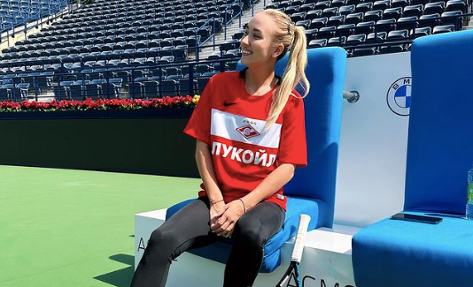 Anastasija Potapowa w koszulce Spartaka Moskwy. Źródło: Instagram/@anapotapovaa