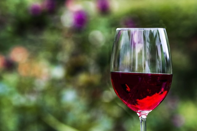 Lekarze obalają twierdzenie, że lampka czerwonego wina służy zdrowiu.