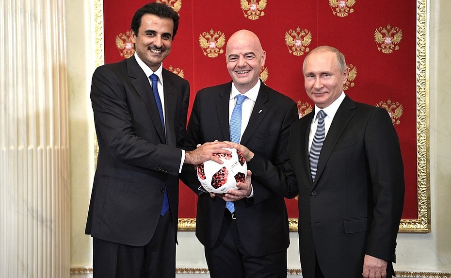 Trafił swój na swego - Tamim ibn Hamad Al Sani (emir Kataru), Gianni Infantino (UEFA) i Władimir Putin (prezydent Federacji Rosyjskiej). Źródło zdjęcia - Wikimedia Commons.