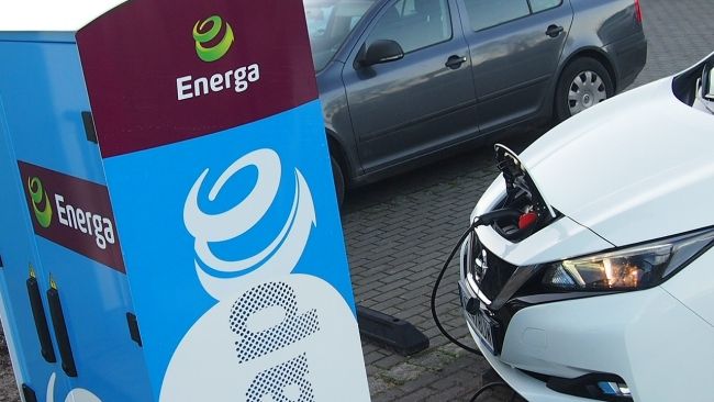 Energa zwiększyła liczbę zasilanych z OZE stacji ładowania e-aut