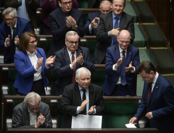 Ustawa degradacyjna przeszła przez Sejm. „Młodzi zobaczą różnicę między orłem a WRON-ą”