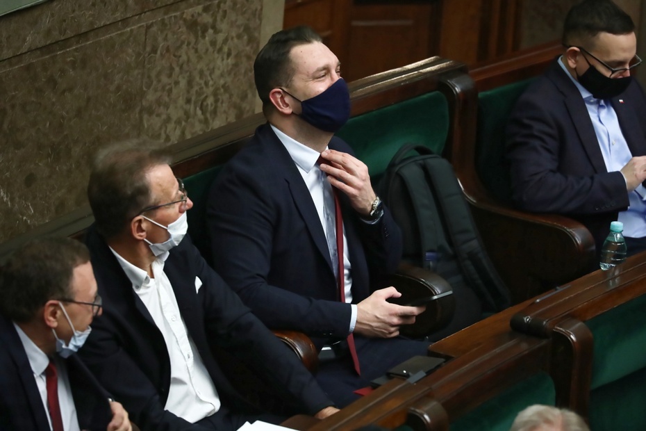Wiceminister sportu Łukasz Mejza (2P) na sali obrad w Sejmie w Warszawie. Fot. PAP/Tomasz Gzell
