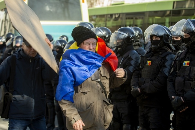 Uczestniczka protestu w Kiszyniowie, fot. PAP/EPA/DUMITRU DORU