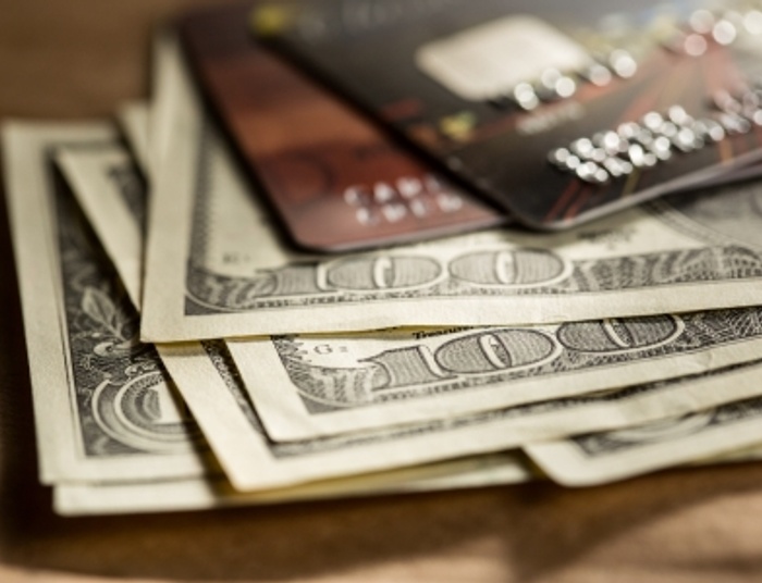 Walka z gotówką przybiera na sile