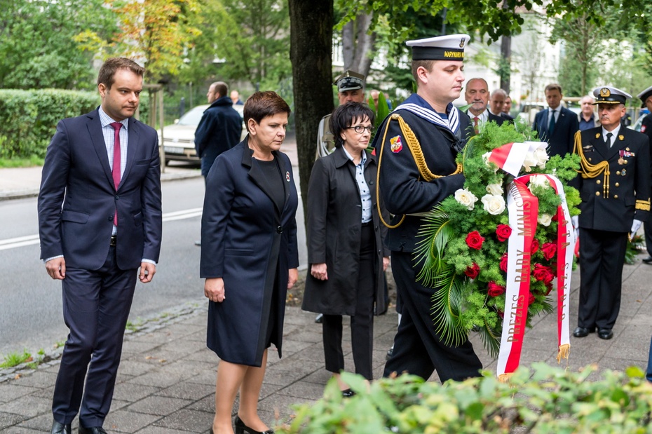 Przedstawiciele rządu składają kwiaty przed tablicą upamiętniającą Lecha Kaczyńskiego. fot. PAP/Tytus Żmijewski