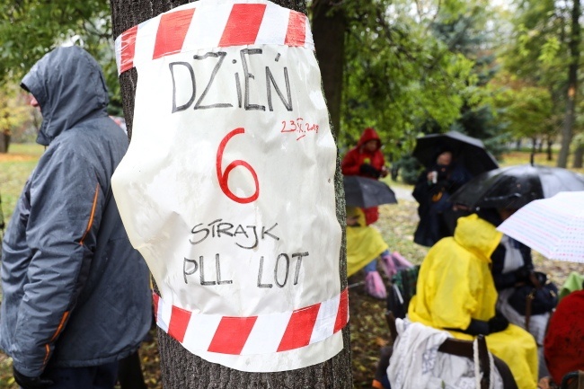 rwa szósty dzień strajku w PLL LOT, fot. PAP/Rafał Guz