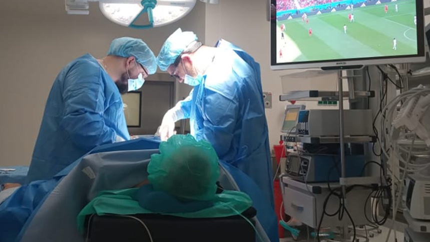 W kieleckim szpitalu MSWiA pacjenci mogą oglądać mecze podczas zabiegu na sali operacyjnej. (fot. Facebook