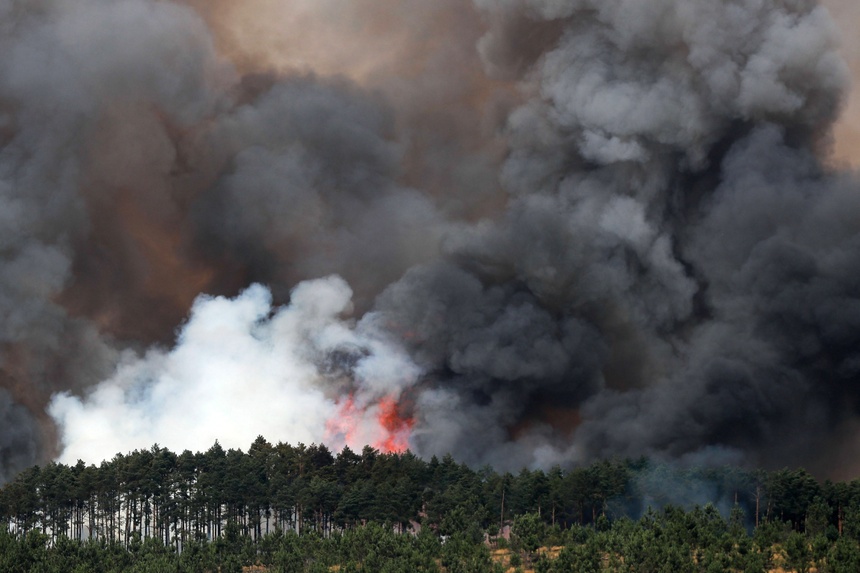 Pożar lasu w hiszpańskiej Galicji. fot. PAP/EPA/ELISEO TRIGO