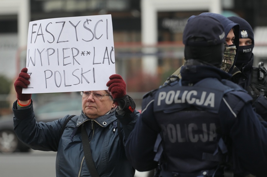Aktywistka "Babcia Kasia" podczas protestu w Warszawie w listopadzie 2021, fot.PAP/Paweł Supernak