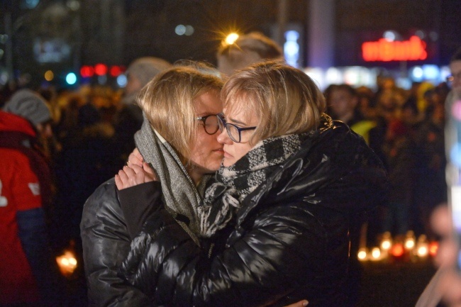 Żona Pawła Adamowicza Magdalena (P) i córka Antonina (L) przyszły na plac Solidarności do gdańszczan, fot. PAP/Jan Dzban