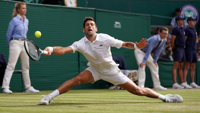 Novak Djokovic pokonał rozstawionego z „dwójką” Szwajcara Rogera Federera w finale Wimbledonu. Fot. PAP/EPA/NIC BOTHMA