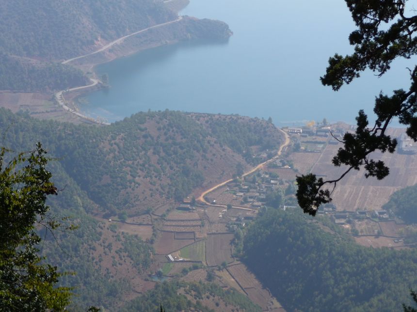 Widok z ''Góry Kobiet''. Na dole mój "tygodniowy dom"(foto:Zhongguo)