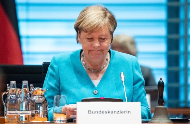 Kanclerz Niemiec Angela Merkel potwierdziła wolę kierowanego przez nią rządu, by budowa niemal gotowego gazociągu Nord Stream 2 po dnie Bałtyku z Rosji do Niemiec została wznowiona i ukończona. Fot. PAP/EPA/HAYOUNG JEON / POOL