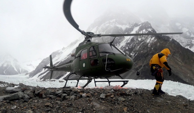 Helikopter, który zawiózł ratowników na Nanga Parbat w Pakistanie. Fot. PAP