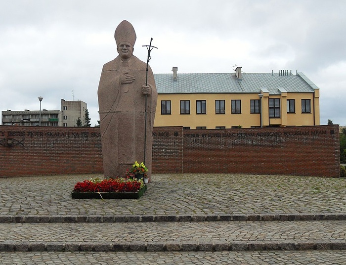 Znany ksiądz o obronie Jana Pawła II. Jego stanowisko dolewa oliwy do ognia