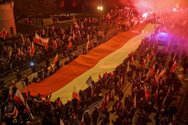 Uczestnicy Marszu Niepodległości 11 listopada 2019 roku w Warszawie. Fot. PAP/Mateusz Marek