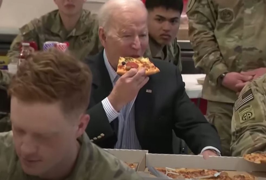 Joe Biden zjada pizzę w towarzystwie amerykańskich żołnierzy.