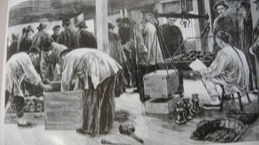 Scena rozładowania skrzyń z opium w porcie