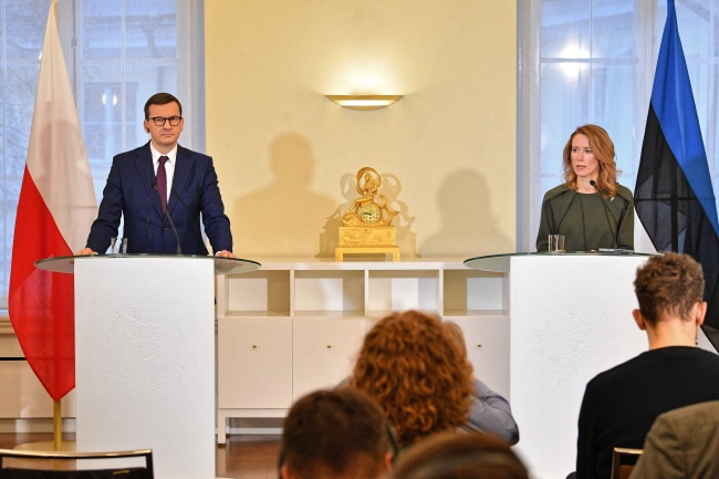 Premier Mateusz Morawiecki (L) i premier Estonii Kaja Kallas (P) uczestniczą w spotkaniu w Tallinie. Fot. PAP/Radek Pietruszka