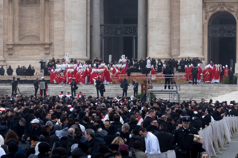 Uroczystości pogrzebowa Benedykta XVI. Źródło: EPA/MASSIMO PERCOSSI