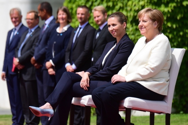 Kanclerz Niemiec Angela Merkel wraz z premier Danii Mette Frederiksen siedzą podczas odgrywania hymnów, fot. 	PAP/EPA/CLEMENS BILAN