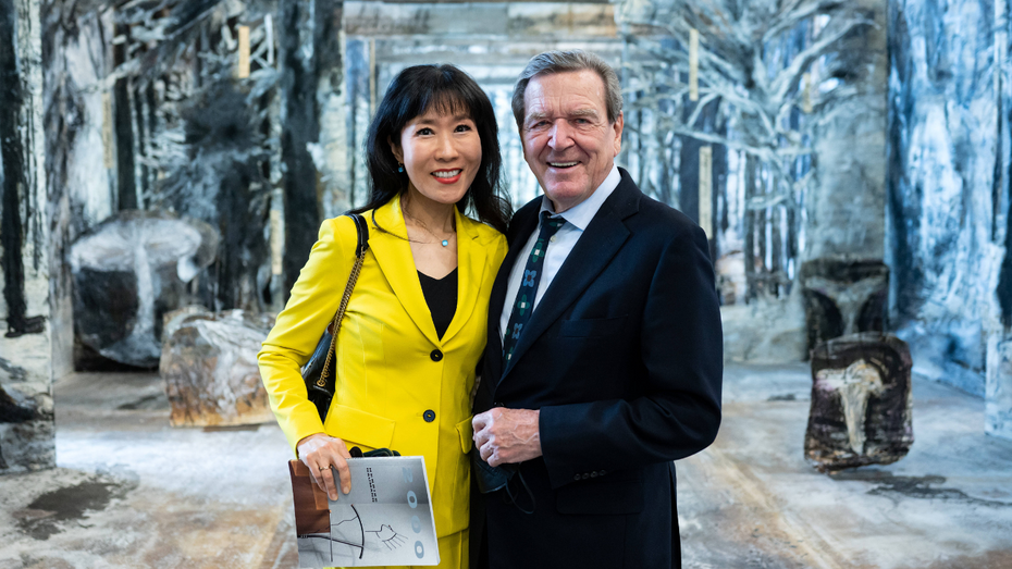Gerhard Schroeder z żoną Soyeon Schroeder-Kim / źródło: PAP/EPA