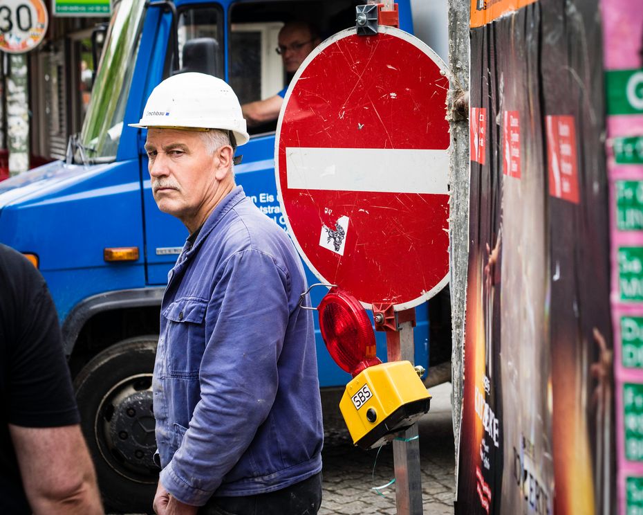 na zdjęciu pracownik w kasku ochronnym na budowie. Zdjęcie ilustracyjne. fot. Sascha Kohlmann, zdjęcie pochodzi z 500px (archived version), CC BY-SA 3.0