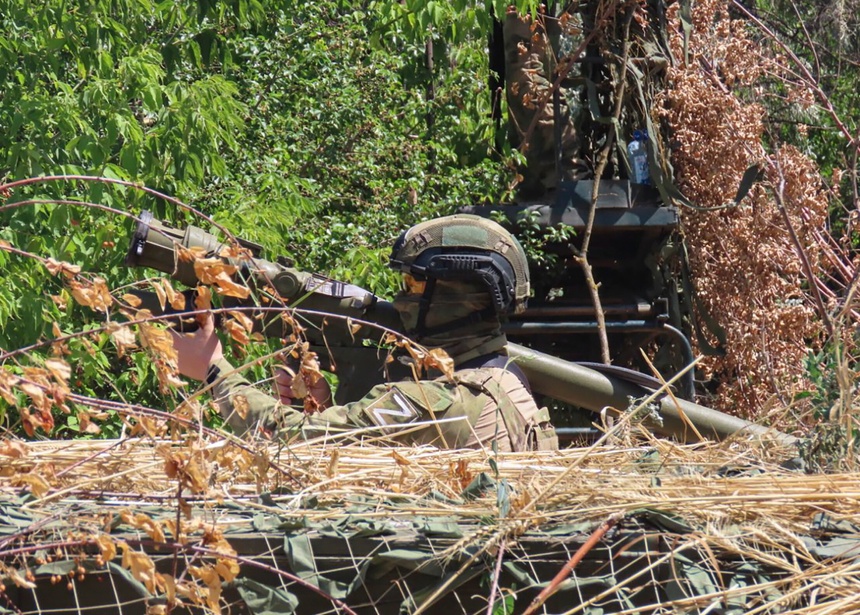 Rosyjski żołnierz na froncie w Donbasie. Fot. PAP/EPA
